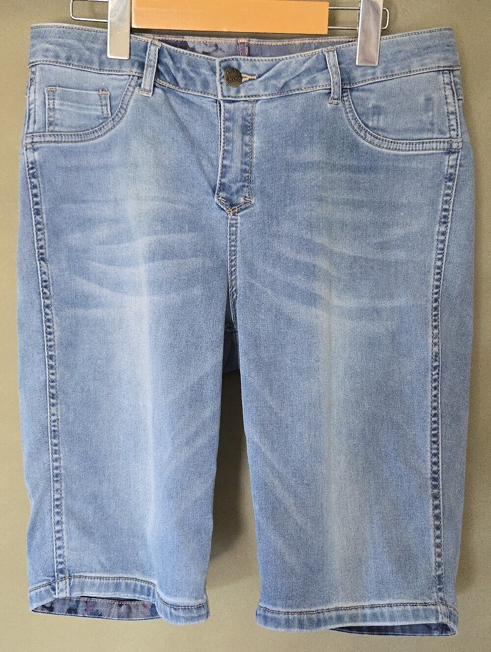 Marie Claire Boutiques | Reversible Floral Denim Bermuda Shorts, 2-in-1! Size 11 - Picture 4 of 11